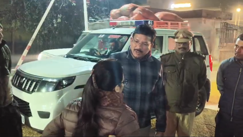 UP NEWS UPDATE :जालौन DM की रातभर चौकसी: ठंड में अलावों पर नजर, गौशाला में गुड़ खिलाया