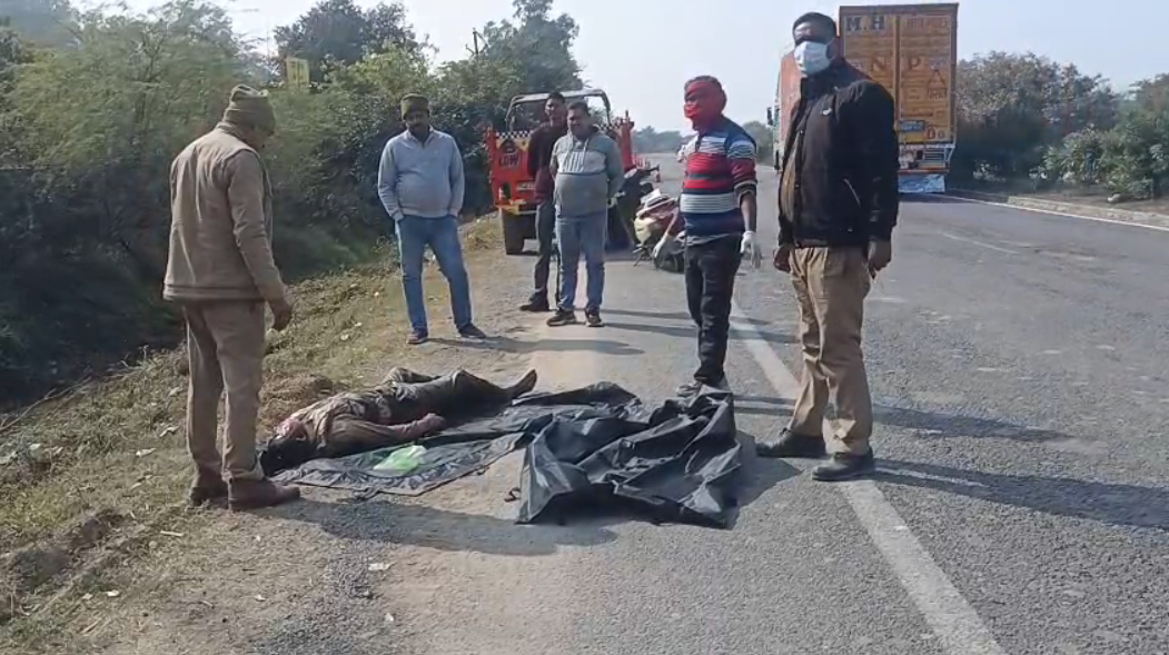 UP NEWS UPDATE :जालौन: हाइवे किनारे पानी में अज्ञात युवक का शव, सनसनी मच गई