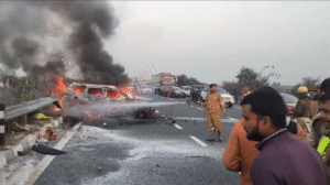 UP NEWS UPDATE :लखनऊ आगरा एक्सप्रेस वे पर आग का गोला बनी कार,