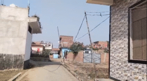 UP NEWS UPDATE :फर्रुखाबाद अलर्ट: सातनपुर कॉलोनी में बिजली तार सड़क पर—हादसा हो सकता है