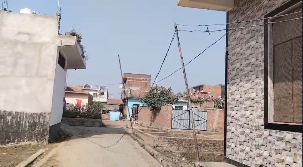 UP NEWS UPDATE :फर्रुखाबाद अलर्ट: सातनपुर कॉलोनी में बिजली तार सड़क पर—हादसा हो सकता है