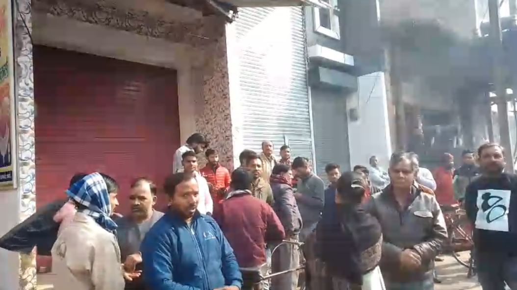 UP NEWS UPDATE :फर्रुखाबाद ब्रेकिंग: संडे बाजार रोका, दुकानदारों ने किया हंगामा