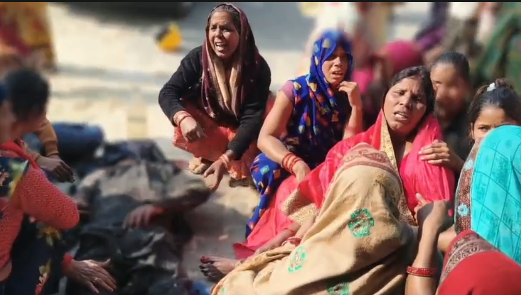 UP NEWS UPDATE :सीतापुर-शुगर फैक्ट्री में काम करते समय ऊंचाई से नीचे गिर जाने से मजदूर की दर्दनाक मौत हुआ जमकर बवाल