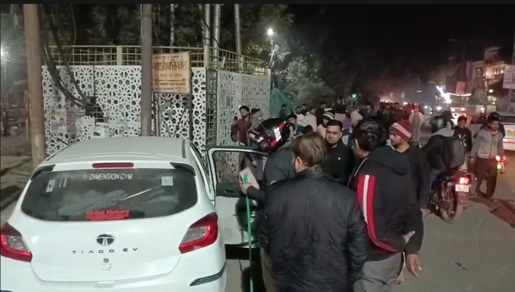 UP NEWS UPDATE :कानपुर: नशेबाज कार ने स्कूटी को मारी टक्कर, महिला-बच्ची समेत दो घायल