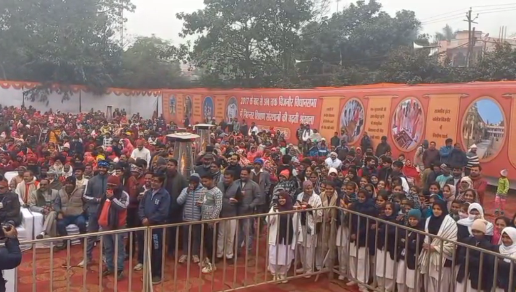 UP NEWS UPDATE :बिजनौर: स्वामी विवेकानंद जयंती पर 3 हज़ार छात्रों को प्रतियोगिता पत्र, उमड़ा युवाओं का सैलाब!