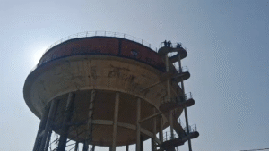 UP NEWS UPDATE :बदायूं: पानी संकट पर सभासदों का अनोखा प्रदर्शन, ओवरहेड टंकी पर चढ़े तीन नगर पार्षद!