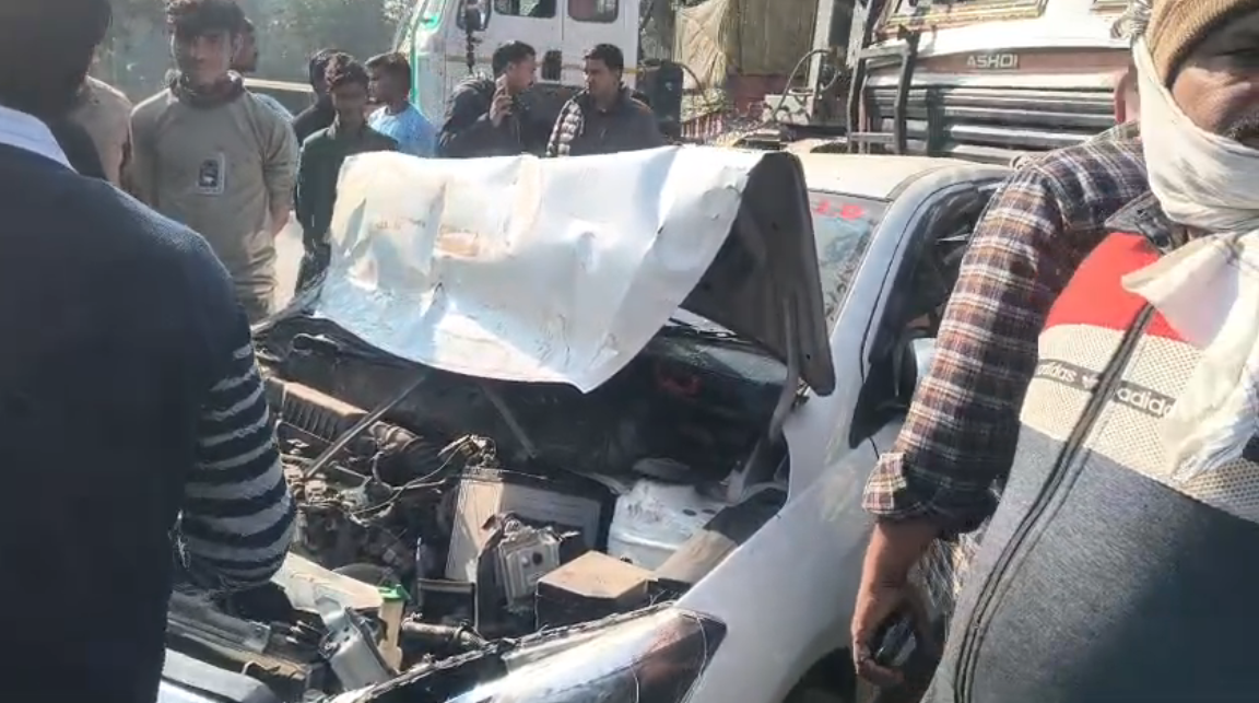 UP NEWS UPDATE :सीतापुर हाईवे पर कंटेनर हादसा: महिला की मौत, जिला सूचना अधिकारी समेत चार घायल