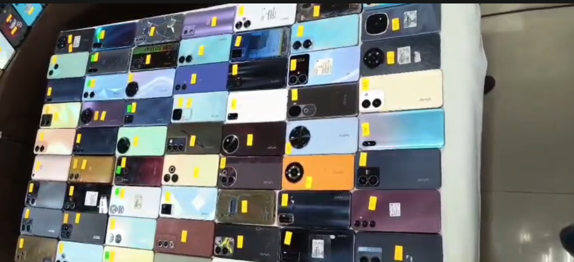 UP NEWS UPDATE :लोगो के खोए हुए 30 लाख रुपए कीमत के 101 मोबाइल इटावा पुलिस ने बरामद कर किए वापस