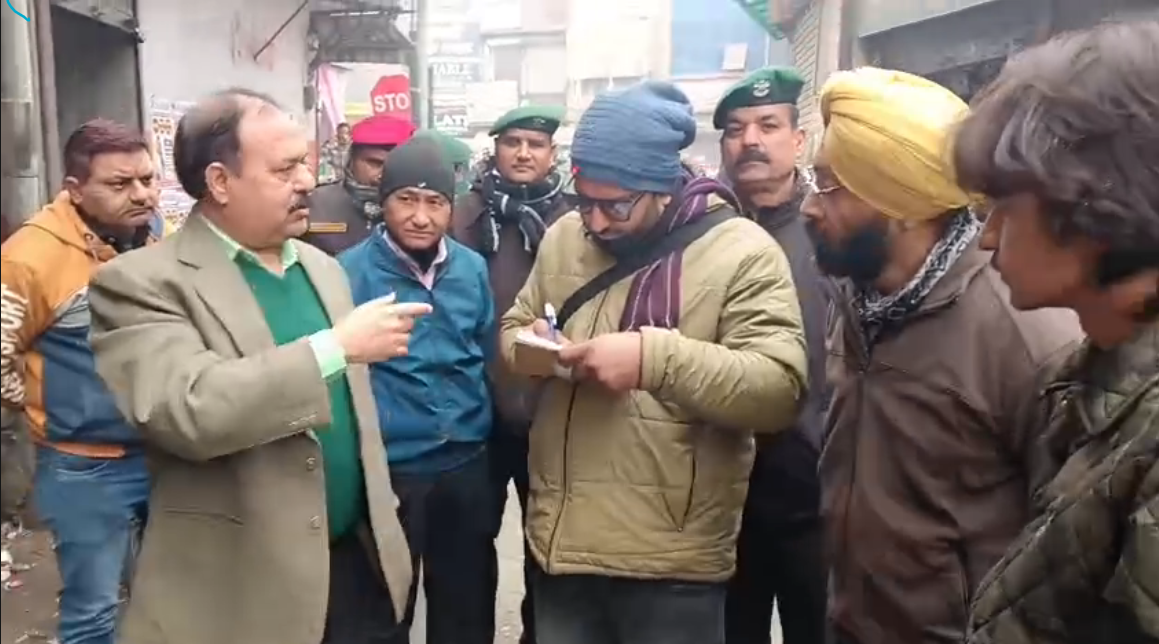 UP NEWS UPDATE :सहारनपुर नगर निगम ने अतिक्रमण करने वालों के खिलाफ सख़्त कार्रवाई करते हुए 16,000 रुपये का जुर्माना वसूल किया और नियमों का उल्लंघन करने वाले दुकानदारों का सामान जब्त किया।