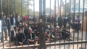 UP NEWS UPDATE :उन्नाव बांगरमऊ तहसील: लगातार चोरी से वकीलों का हंगामा, गेट पर ताला जड़कर धरना