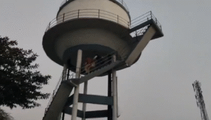 UP NEWS UPDATE :कन्नौज–अपनी जमीन पर कब्जेदारों से परेशान दलित किसान पानी की टंकी पर चढ़ा,