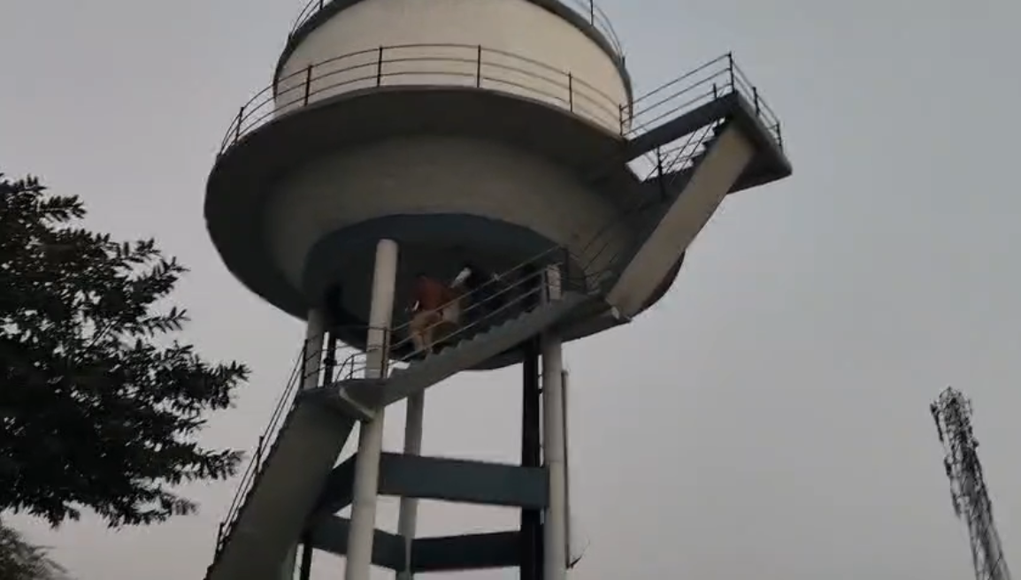 UP NEWS UPDATE :कन्नौज–अपनी जमीन पर कब्जेदारों से परेशान दलित किसान पानी की टंकी पर चढ़ा,