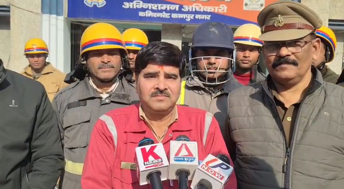 कानपुर में एयर स्ट्राइक जैसे हमलों से निपटने की तैयारी जिला आपदा प्रबंधन प्राधिकरण और रेड क्रॉस का संयुक्त सुरक्षा अलर्ट मॉक ड्रिल अग्निशमन केंद्र लाटूश रोड पर जवानों को दिया गया विशेष प्रशिक्षण
