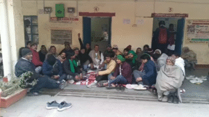 UP NEWS UPDATE :मुजफ्फरनगर: ग्राम प्रधान के दबाव में BLO ने बहूओं की वोट काटी, भाकियू ने धरना दिया