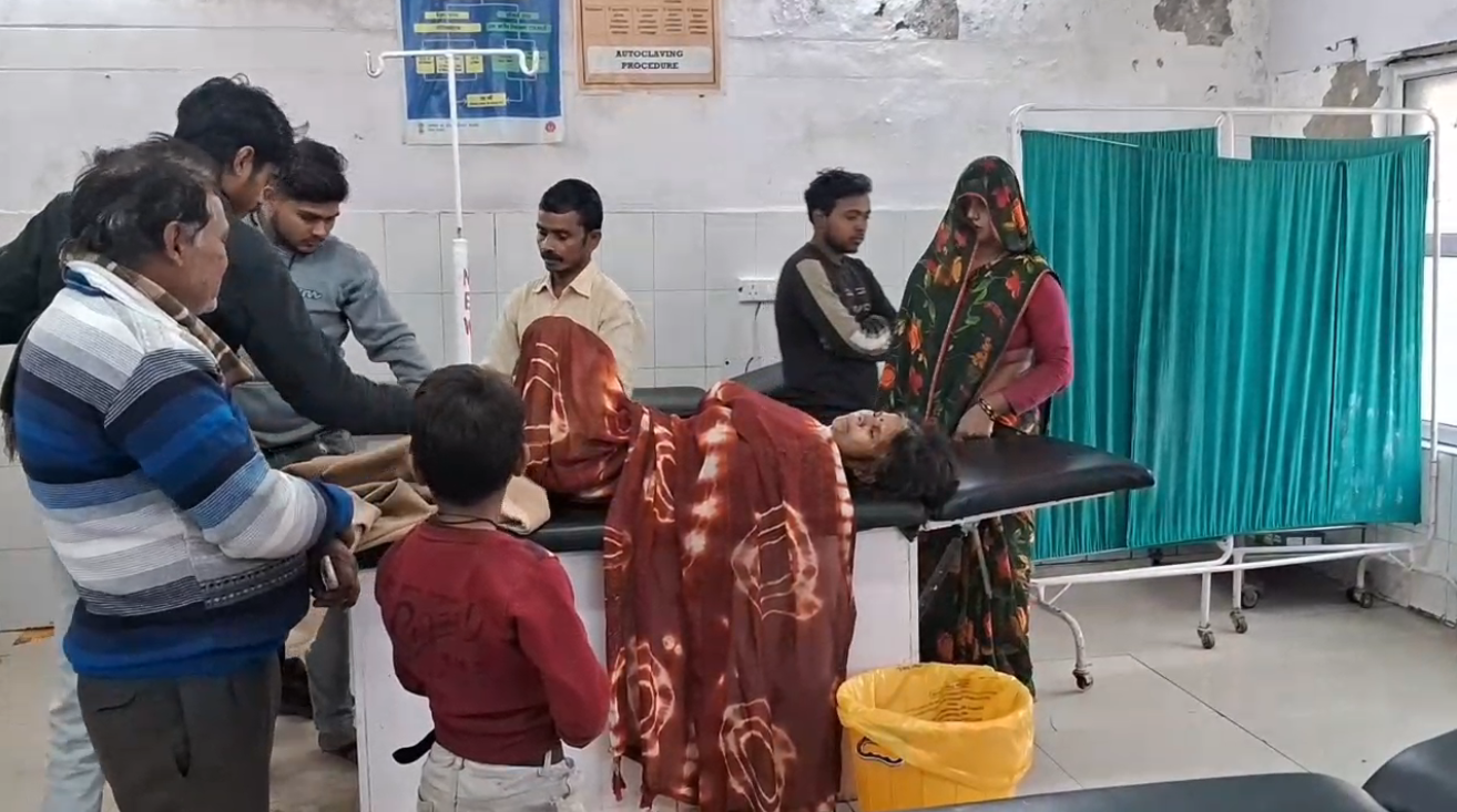 UP NEWS UPDATE :इटावा। सीपुरा गांव में खेत पर चारा काट रही वृद्धा को दबोचकर बदमाश ने जेवरात लूटे, गला दबाने से महिला की हालत बिगड़ी ,महिला भर्ती