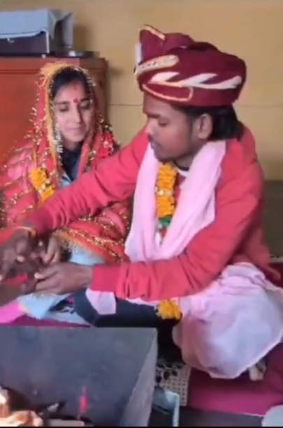 UP NEWS UPDATE :बदायूं जनपद में एक मुस्लिम समुदाय की युवती ने हिन्दू बन राजकुमार के साथ शादी के बंधन में बंध कर 7 फेरे लिए।