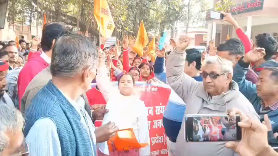 UP NEWS UPDATE :बिजनौर हाईवे: अंडरपास मांग को लेकर ग्रामीणों का धरना-जुलूस