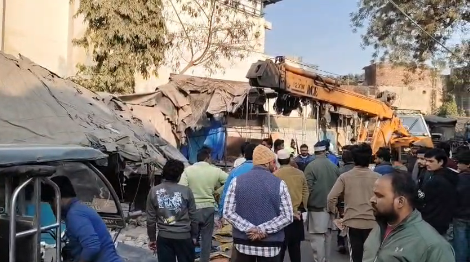 UP NEWS UPDATE :70 के लगभग दुकान थी बाजार मे दुकानदार हुए दुखीनगर निगम बुलडोजर की कार्रवाई से आहत हुवे दुकादार