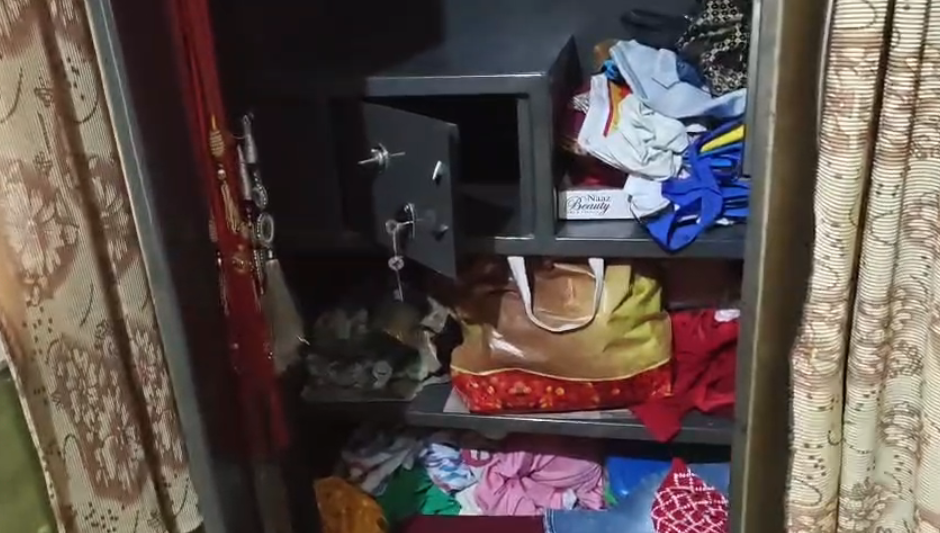 UP NEWS UPDATE :कानपुर परमपुरवा: बंद मकान में चोरों का सेंध, लाखों की ज्वैलरी-नगदी उड़ा ले गए