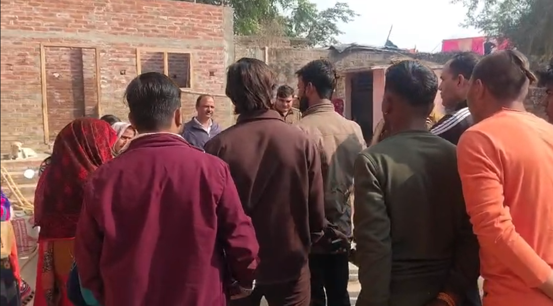 UP NEWS UPDATE :उन्नाव मसवासी: धर्मांतरण आरोप पर बजरंग दल का हंगामा, पुलिस ने 2-3 को हिरासत में लिया।