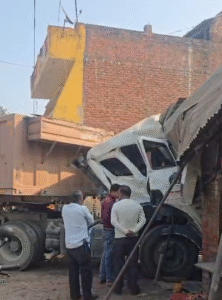 UP NEWS UPDATE :उन्नाव में डंपर का हादसा: दुकान की दीवार तोड़ अंदर घुसा, चालक घायल