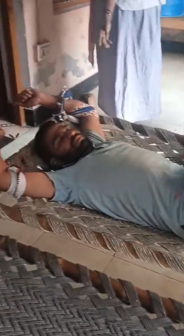 UP NEWS UPDATE :अलीगढ़: पत्नी ने शराबी पति को चारपाई से बांधा, सास बोली- बहू तमंचा दिखाकर धमकाती है