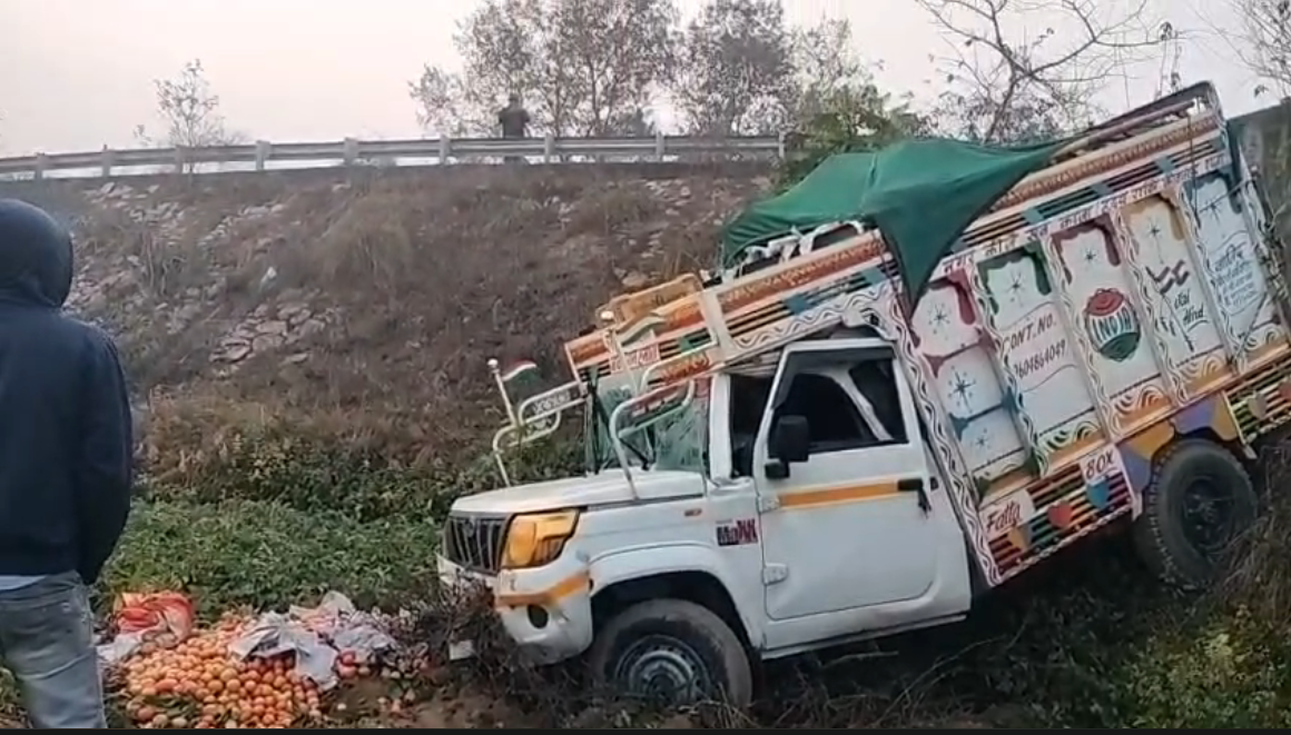 UP NEWS UPDATE :फर्रुखाबाद: टमाटर लदी पिकअप पुलिया तोड़कर खेतों में गिरी, ड्राइवर-हेल्पर बाल-बाल बचे