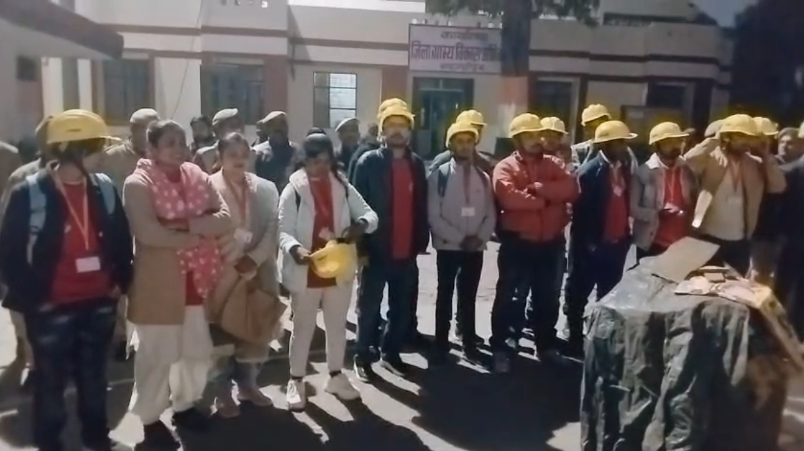 UP NEWS UPDATE :दुश्मन देश के किसी भी हवाई हमले से बचने को लेकर शाहजहांपुर में खास मॉक ड्रिल किया गया। मॉक ड्रिल के दौरान ब्लैकआउट किया गया