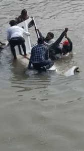 UP NEWS UPDATE :कासगंज: नहर में गिरी कार, ग्रामीणों ने बचाई दो युवकों की जान