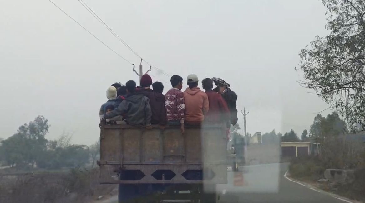 UP NEWS UPDATE :कासगंज में नाबालिक बच्चों को ट्रैक्टर ट्राली के डाले पर बैठाकर ले जा जाते हुए का वीडियो सोशल मीडिया पर हुआ वायरल