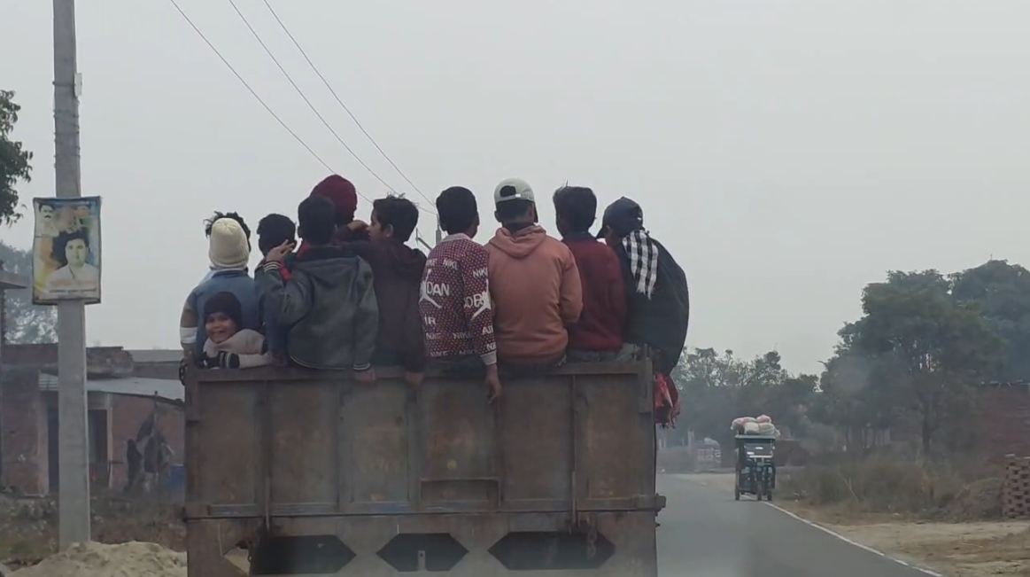 UP NEWS UPDATE :कासगंज में नाबालिक बच्चों को ट्रैक्टर ट्राली के डाले पर बैठाकर ले जा जाते हुए का वीडियो सोशल मीडिया पर हुआ वायरल
