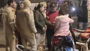 UP NEWS UPDATE :शराब के नशे में धुत्त युवती का वीडियो सोशल मीडिया पर वायरल।