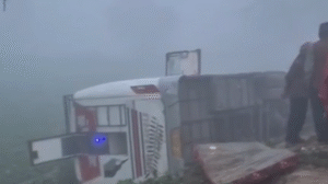 UP NEWS UPDATE :इटावा: जीरो विजिबिलिटी में डबल डेकर बस पलटी, 10 श्रद्धालु घायल