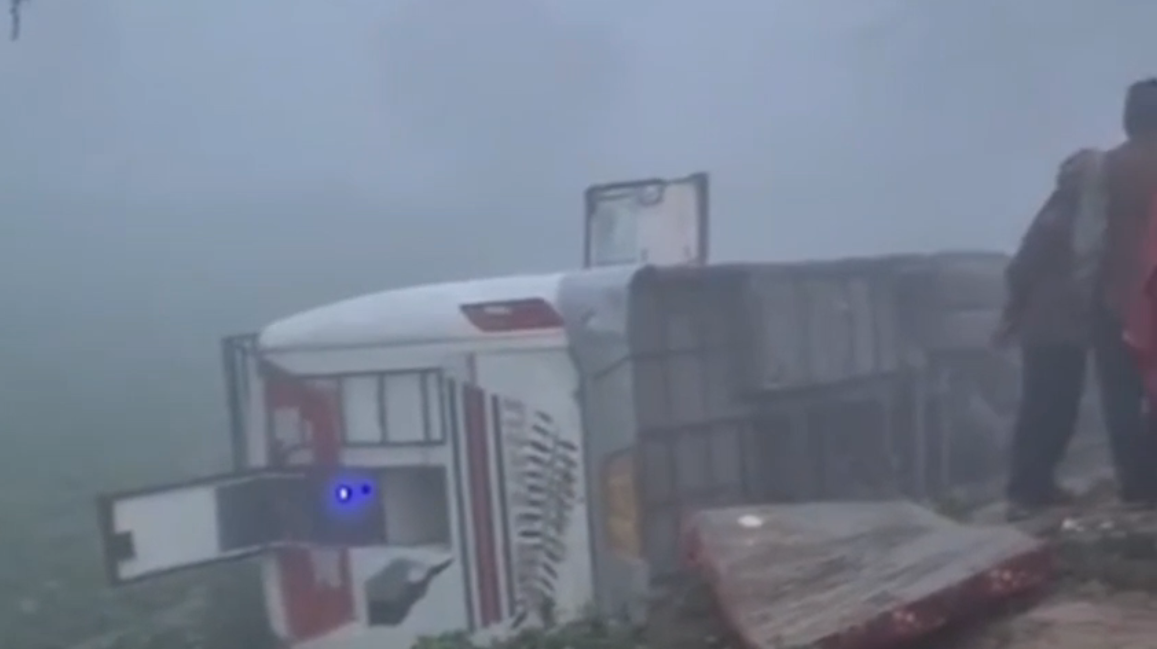 UP NEWS UPDATE :इटावा: जीरो विजिबिलिटी में डबल डेकर बस पलटी, 10 श्रद्धालु घायल