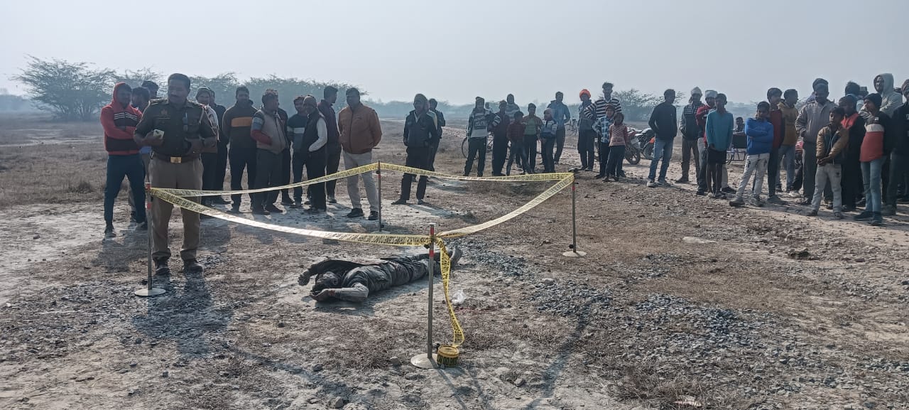 UP NEWS UPDATE :फर्रुखाबाद: खेत में अज्ञात युवक का शव मिला, हत्या की आशंका से क्षेत्र में सनसनी!