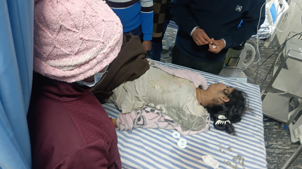 UP NEWS UPDATE :बच्चों के जहर देकर खुद भी खाया, जेठ-जेठानी और ससुर पर मारपीट करने का आरोप, मायके पक्ष ने कराई FIR