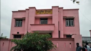 UP NEWS UPDATE :पोस्टमार्टम हाउस में डॉक्टरों की देरी से परिजनों में आक्रोश, दोपहर 2:30 बजे से पहले नहीं शुरू होता पोस्टमार्टम