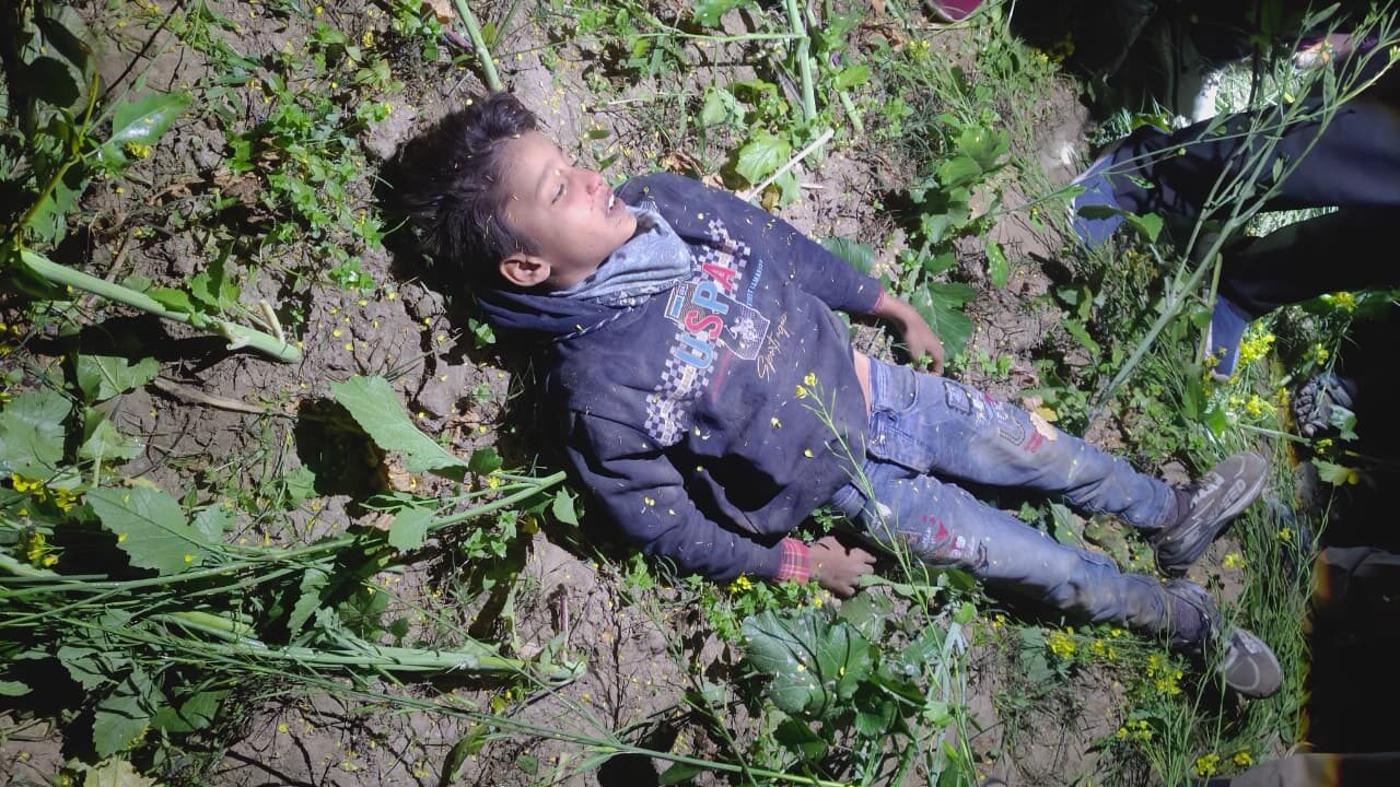 UP NEWS UPDATE :उन्नाव: 11 वर्षीय किशोर का खेत में शव मिला, 8 घंटे की खोजबीन के बाद संदिग्ध मौत