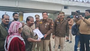 UP NEWS UPDATE :शाहजहांपुर: चाइनीज मांझे के खिलाफ नदी में ठंडे पानी का धरना, समाजसेवी नवी सलमान की अनोखी मांग।