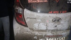 UP NEWS UPDATE :उत्तर प्रदेश के बदायूं जिले से दिल दहला देनेवाली घटना सामने आई है. एक व्यक्ति का शव कार में फंसा हुआ कई किलोमीटर तक सड़क पर घसीटता रहा.