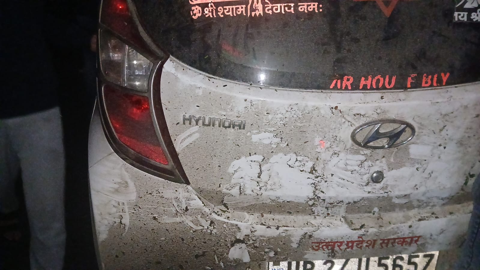 UP NEWS UPDATE :उत्तर प्रदेश के बदायूं जिले से दिल दहला देनेवाली घटना सामने आई है. एक व्यक्ति का शव कार में फंसा हुआ कई किलोमीटर तक सड़क पर घसीटता रहा.