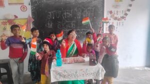 UP NEWS UPDATE :नौनिहालों का भविष्य ‘राम भरोसे’? गणतंत्र दिवस पर आंगनबाड़ी कार्यकर्ता ने बोर्ड पर लिख दी गलत वर्तनी