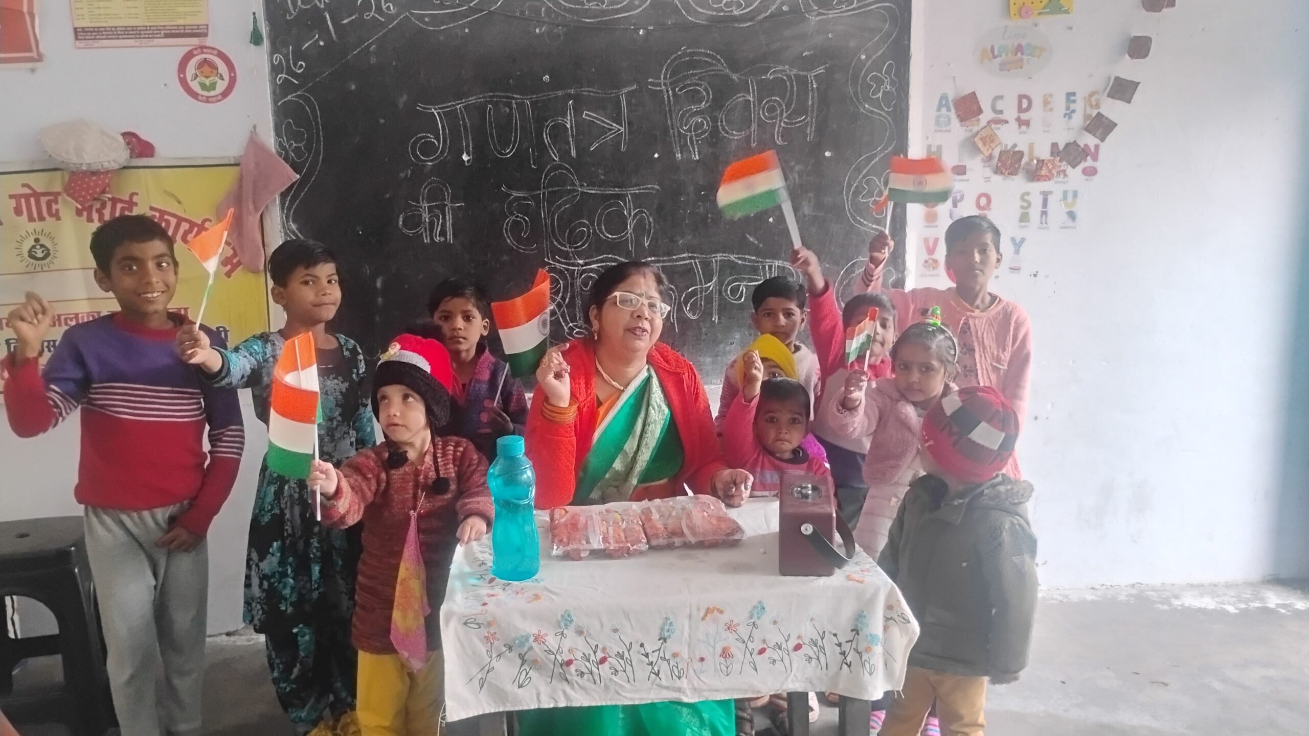 UP NEWS UPDATE :नौनिहालों का भविष्य ‘राम भरोसे’? गणतंत्र दिवस पर आंगनबाड़ी कार्यकर्ता ने बोर्ड पर लिख दी गलत वर्तनी