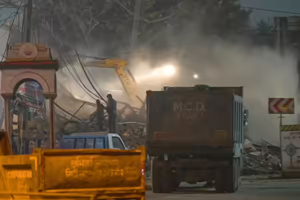 तुर्कमान गेट में बुलडोजर पर पथराव: सपा सांसद नदवी स्पॉटेड, 5 बदमाश धराए!