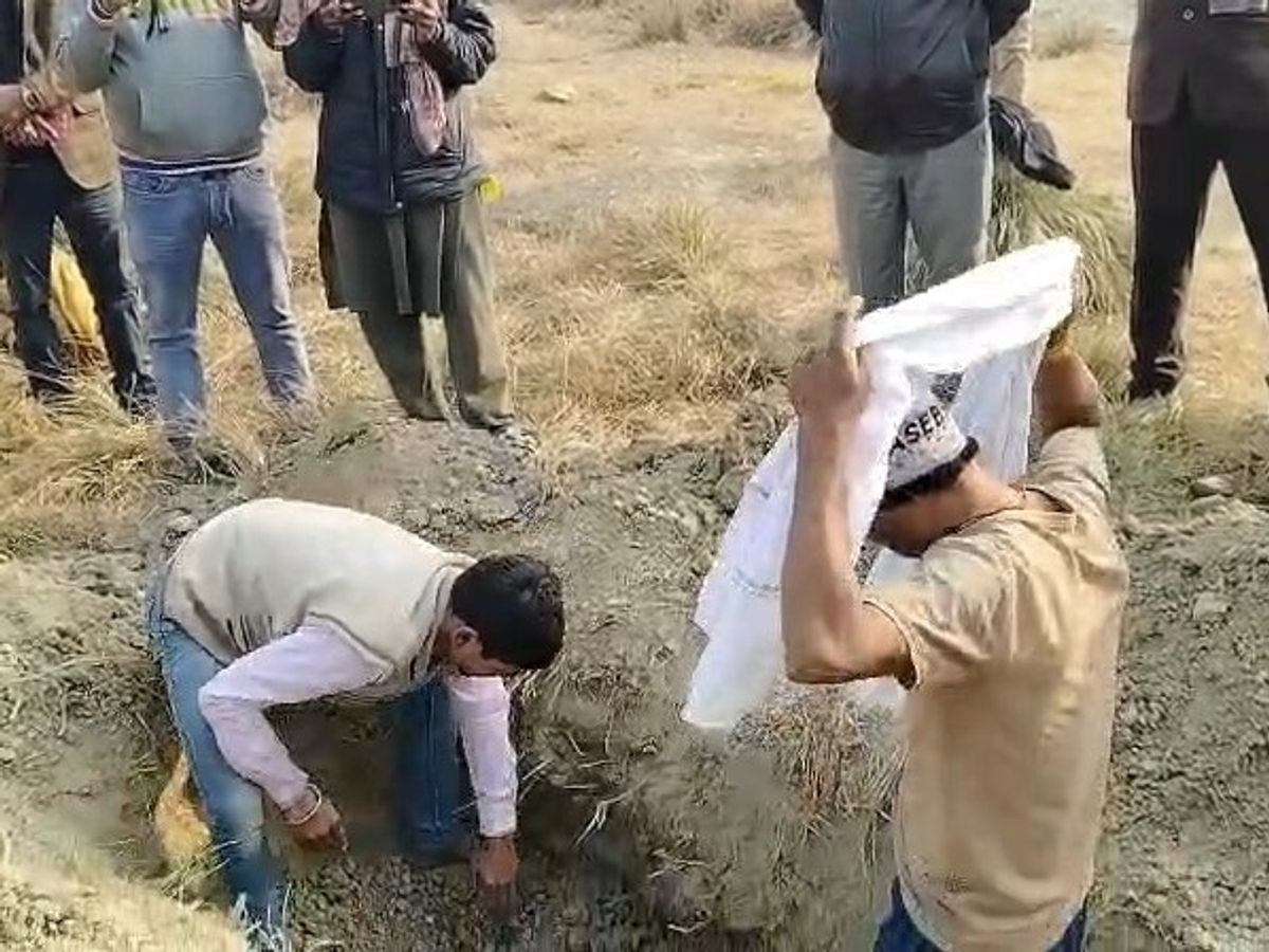 UP NEWS UPDATE :उन्नाव: कब्र से निकला शव, युवक की मौत पर हत्या का शक- डीएम ने orders दिए दोबारा पोस्टमार्टम के।