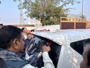 UP NEWS UPDATE :वायरल ब्रेकिंग: मंत्री अरुण असीम ने तोड़ा VIP का घमंड, खुद खुरचा स्टिकर!