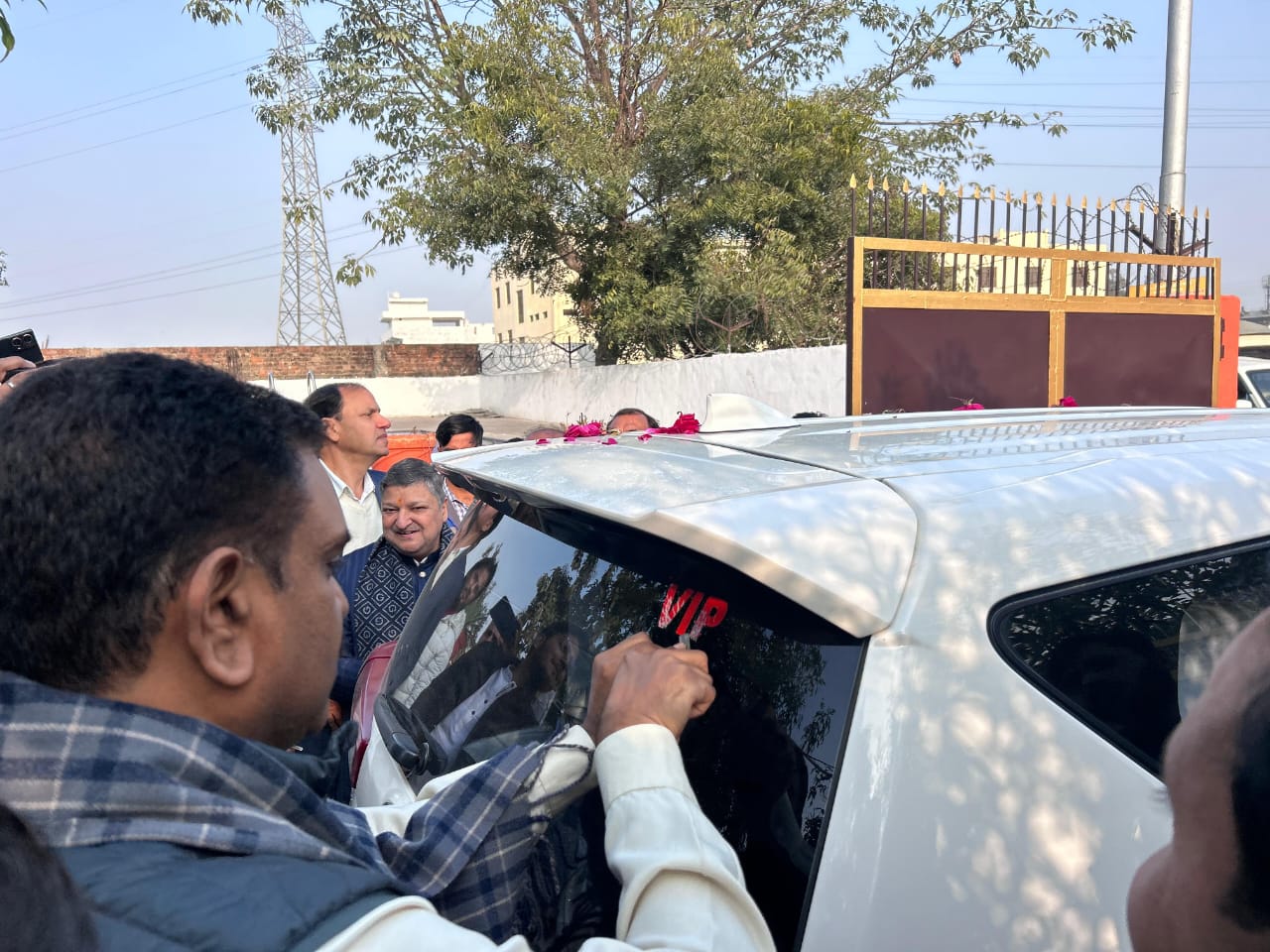 UP NEWS UPDATE :वायरल ब्रेकिंग: मंत्री अरुण असीम ने तोड़ा VIP का घमंड, खुद खुरचा स्टिकर!