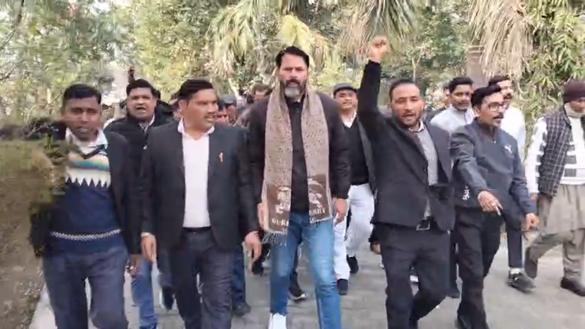 UP NEWS UPDATE :तहसील में अधिवक्ताओं का हल्ला-बोल, अनिश्चितकालीन हड़ताल से कामकाज ठप होने के आसार