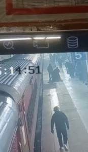 UP NEWS UPDATE :चलती ट्रेन के गैप से खींचा बाहर: आरपीएफ जवान ने बचाई कानपुर स्टेशन पर महिला की जान