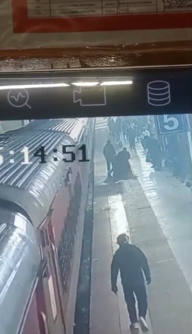 UP NEWS UPDATE :चलती ट्रेन के गैप से खींचा बाहर: आरपीएफ जवान ने बचाई कानपुर स्टेशन पर महिला की जान